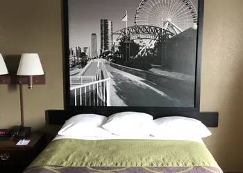 Super 8 by Wyndham Aurora/Naperville Area hotel thumbnail 5