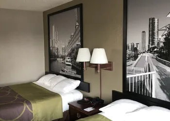 Super 8 by Wyndham Aurora/Naperville Area hotel thumbnail 6