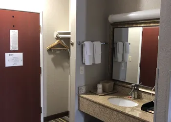 Super 8 by Wyndham Aurora/Naperville Area hotel thumbnail 7