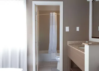 Comfort Suites Baton Rouge South I-10 hotel thumbnail 3