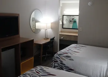 Red Roof Inn Leeds hotel thumbnail 8