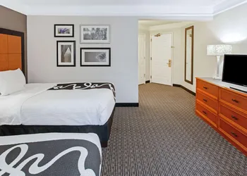 La Quinta Inn & Suites by Wyndham Birmingham Hoover hotel thumbnail 3