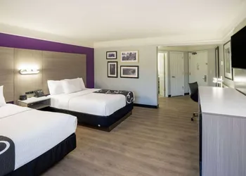 La Quinta Inn & Suites by Wyndham Birmingham Hoover hotel thumbnail 4