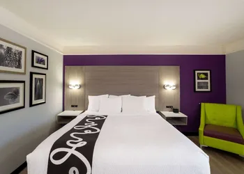 La Quinta Inn & Suites by Wyndham Birmingham Hoover hotel thumbnail 5