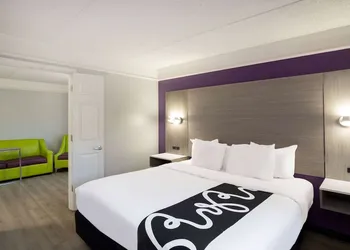 La Quinta Inn & Suites by Wyndham Birmingham Hoover hotel thumbnail 7