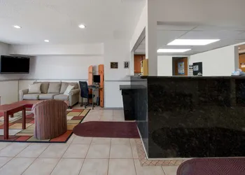 Super 8 by Wyndham College Station hotel thumbnail 2