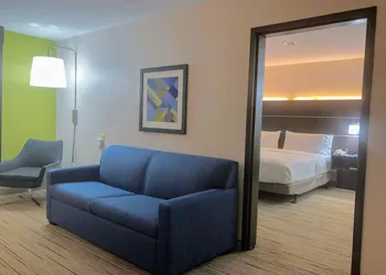 Holiday Inn Express & Suites Hearne by IHG hotel thumbnail 6
