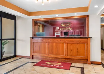 Econo Lodge Woodbridge hotel thumbnail 3