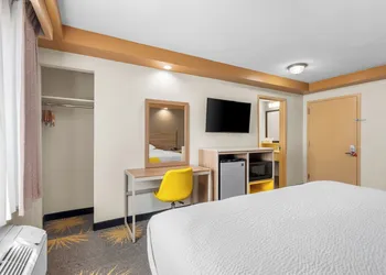Econo Lodge Woodbridge hotel thumbnail 5