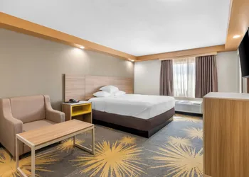 Econo Lodge Woodbridge hotel thumbnail 6