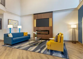Comfort Suites East Brunswick - South River hotel thumbnail 3