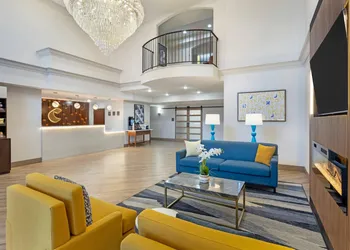 Comfort Suites East Brunswick - South River hotel thumbnail 4
