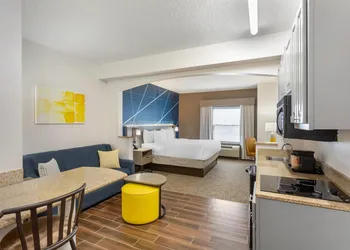 Comfort Suites East Brunswick - South River hotel thumbnail 8