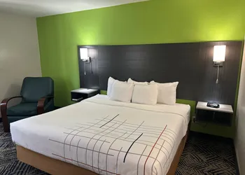 La Quinta Inn by Wyndham Omaha Southwest hotel thumbnail 4