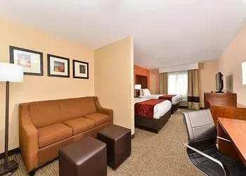 Comfort Suites Omaha Northwest hotel thumbnail 4