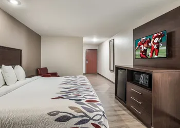 Red Roof Inn & Suites Lake Charles hotel thumbnail 6