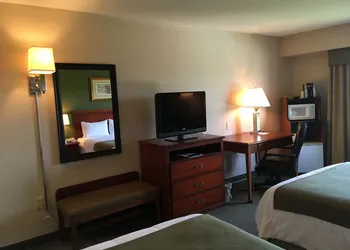 Round Hill Inn hotel thumbnail 5
