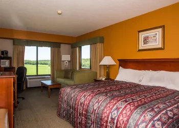 Round Hill Inn hotel thumbnail 6