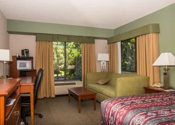 Round Hill Inn hotel thumbnail 7