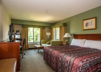 Round Hill Inn hotel thumbnail 8