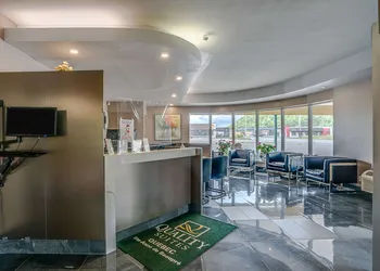 Quality Suites hotel thumbnail 2