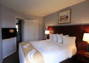 Quality Suites hotel thumbnail 6