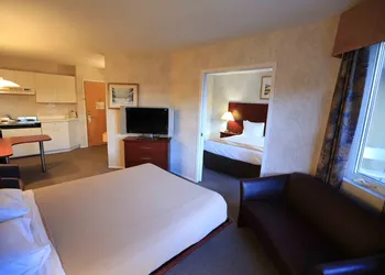 Quality Suites hotel thumbnail 7