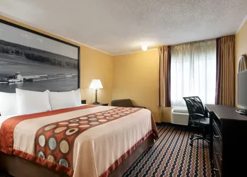 Super 8 by Wyndham Des Moines hotel thumbnail 3