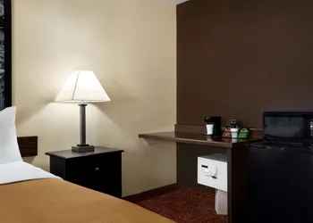 Super 8 by Wyndham Des Moines hotel thumbnail 5