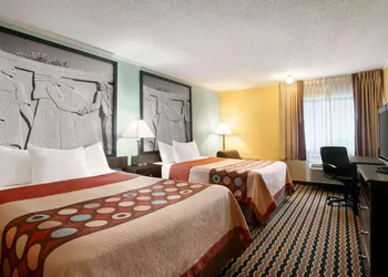 Super 8 by Wyndham Des Moines hotel thumbnail 7