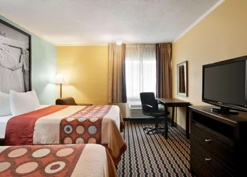 Super 8 by Wyndham Des Moines hotel thumbnail 8