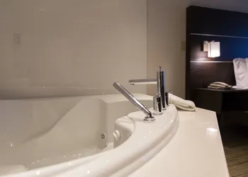Holiday Inn Express & Suites Brampton by IHG hotel thumbnail 3