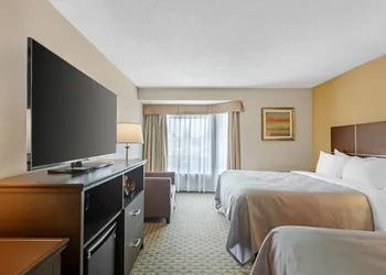 Quality Inn & Suites hotel thumbnail 6