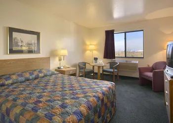 Travelodge by Wyndham Hudsonville hotel thumbnail 2
