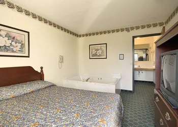 Travelodge by Wyndham Hudsonville hotel thumbnail 3