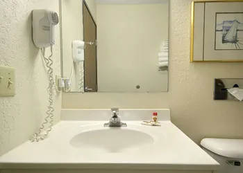Travelodge by Wyndham Hudsonville hotel thumbnail 6