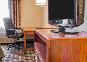 Quality Inn Grand Rapids North hotel thumbnail 2