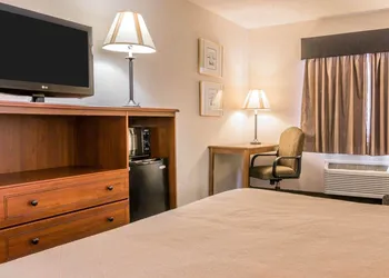 Quality Inn Grand Rapids North hotel thumbnail 6