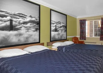 Super 8 by Wyndham Hayward Downtown hotel thumbnail 6