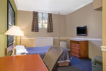 Super 8 by Wyndham Hayward Downtown hotel thumbnail 7