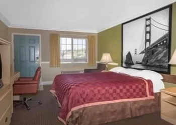 Super 8 by Wyndham Hayward Downtown hotel thumbnail 3