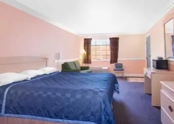 Super 8 by Wyndham Hayward Downtown hotel thumbnail 4