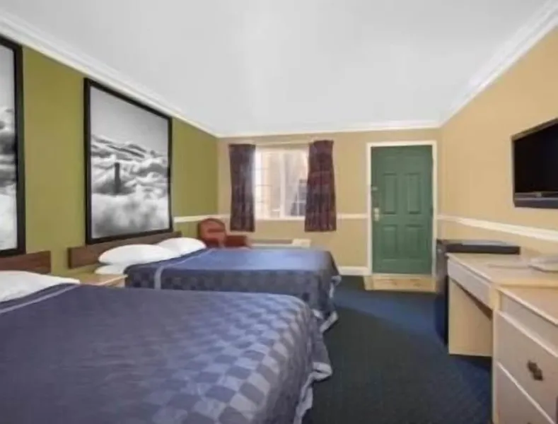 Super 8 by Wyndham Hayward Downtown hotel detail image 6