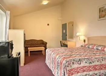 Super 8 by Wyndham Hayward Downtown hotel thumbnail 5