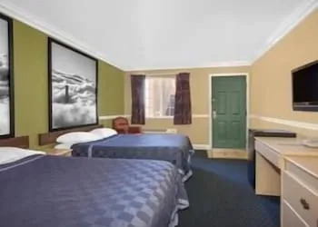 Super 8 by Wyndham Hayward Downtown hotel thumbnail 6