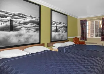 Super 8 by Wyndham Hayward Downtown hotel thumbnail 8