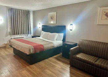 Red Carpet Inn Norwalk hotel thumbnail 7