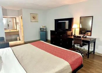 Red Carpet Inn Norwalk hotel thumbnail 8