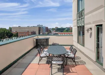 Courtyard by Marriott Stamford Downtown hotel thumbnail 3