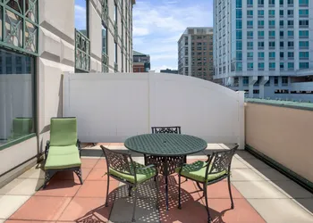 Courtyard by Marriott Stamford Downtown hotel thumbnail 6